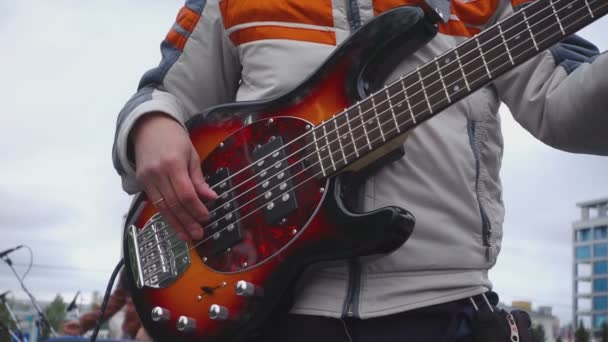 Baixista se preparando para um concerto ao ar livre — Vídeo de Stock