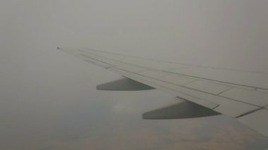 Kümülüs bulutlar üzerinde uçaktan havadan görünümü