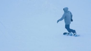 Kış parkta snowboard