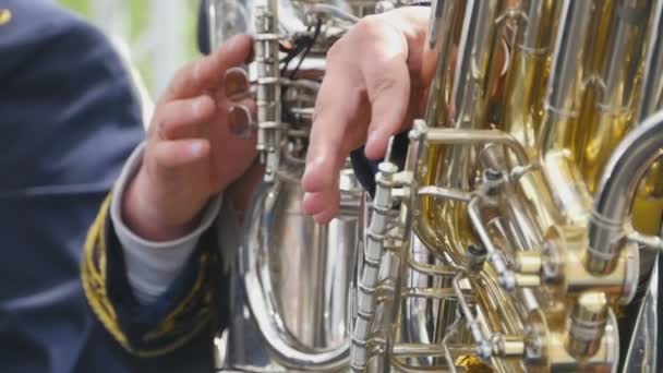 Músicos tocando nas tubas douradas — Vídeo de Stock