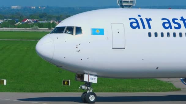 Boeing 767 Air Astana taxiing — Stock Video