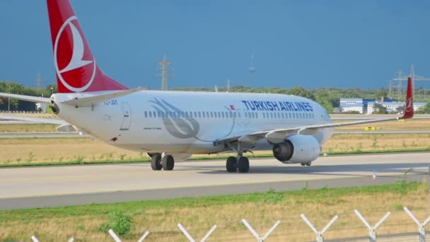 Такси Boeing 737 Turkish Airways — стоковое видео