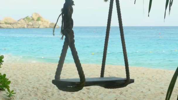 Ein Seil schaukelt am Strand — Stockvideo