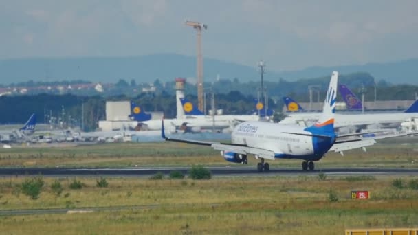 Aterragem de avião na pista 25L — Vídeo de Stock