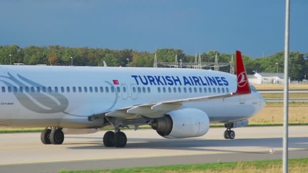 Turkse Airways Boeing 737 taxiën — Stockvideo