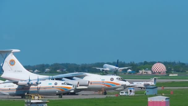 Air Astana Airbus 320 se blíží — Stock video