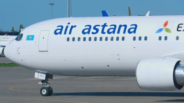 Boeing 767 Air Astana taxiën — Stockvideo