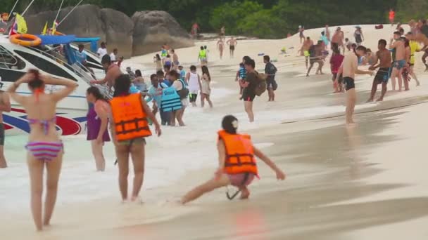 Turistas em Similans — Vídeo de Stock