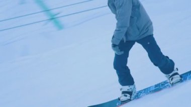 Kış parkta snowboard