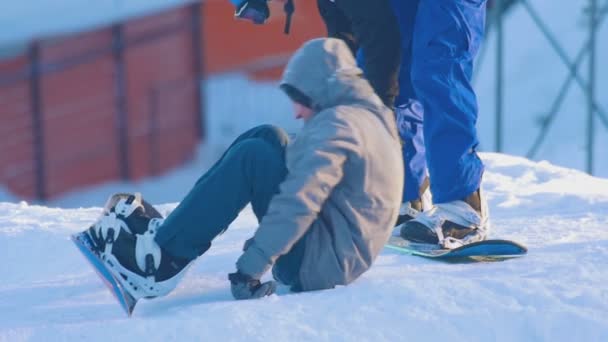 冬の公園でスノーボード — ストック動画