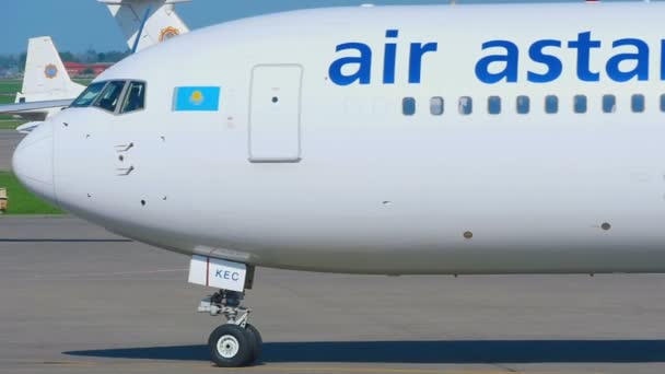 Boeing 767 da Air Astana taxiando — Vídeo de Stock