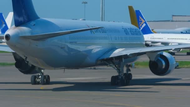 Boeing 767 Air Astana taxiën — Stockvideo