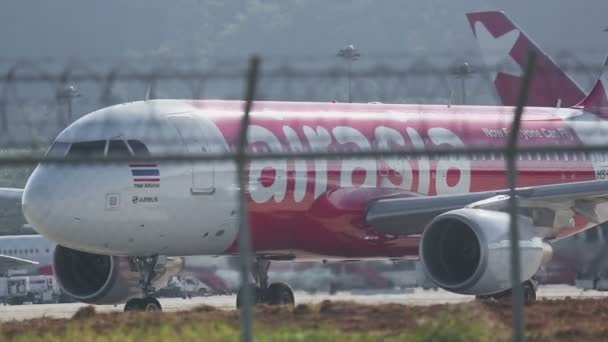 AirAsia Airbus 320 taxning — Stockvideo