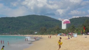 Phuket üzerinde parasailing