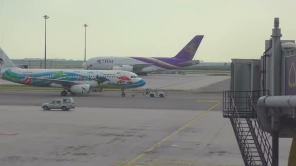 Provoz na letišti Suvarnabhumi — Stock video