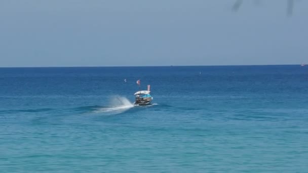 Longtail Motorboot im Ozean — Stockvideo
