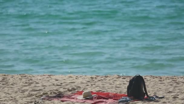 Mochila na praia de areia — Vídeo de Stock