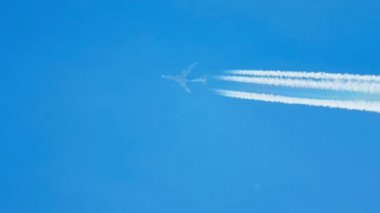 Yüksekten uçuyor uçak