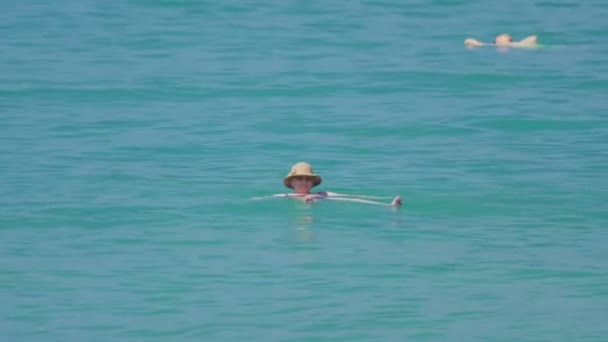 Жінка плаває в океані — стокове відео