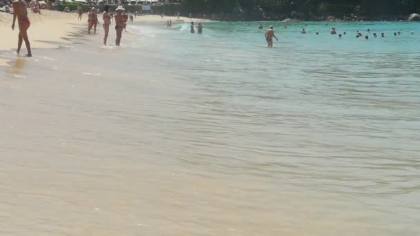 Ondes azur roulées sur le sable de Karon Beach — Video