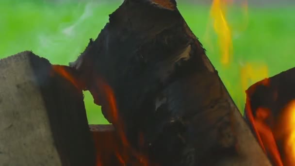 Раздувающее пламя, замедленная съемка — стоковое видео