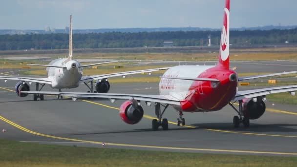 Uçaklar, Frankfurt Havaalanı Taksilemek — Stok video