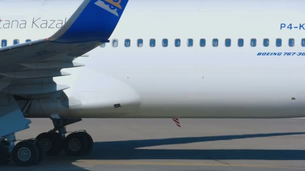 波音 767 客机空中阿斯塔纳滑行 — 图库视频影像