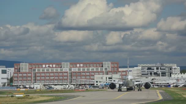 Vontatás repülőgép, Frankfurt airport — Stock videók