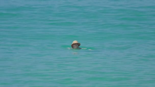 Mulher nadando no oceano — Vídeo de Stock