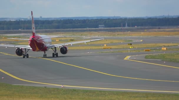 Uçak, Frankfurt Havaalanı Taksilemek — Stok video