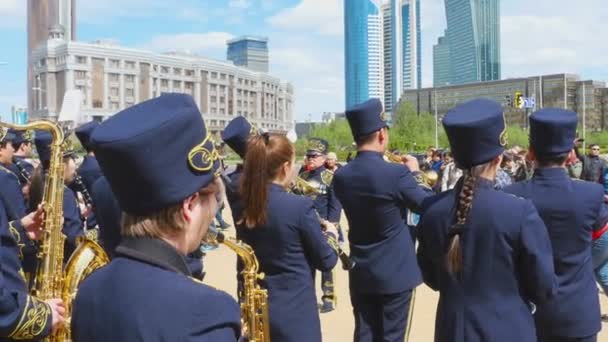 Дирижер оркестра брасс — стоковое видео