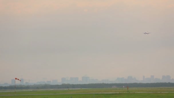 Avión aterrizaje, horizonte de la ciudad — Vídeo de stock