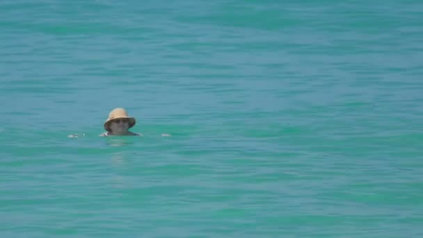 Mulher nadando no oceano — Vídeo de Stock