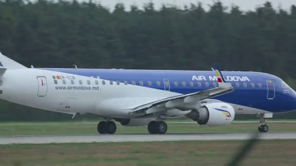 Frankfurt Havaalanı Kalkış, Air Moldova Embraer 190 — Stok video