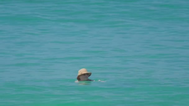 Mulher nadando no oceano — Vídeo de Stock