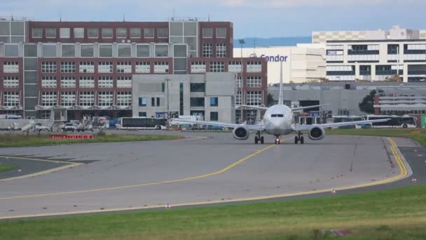 Lufthansa Boeing 737 Taksilemek — Stok video