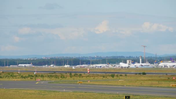 汉莎航空空客 320 起飞 — 图库视频影像