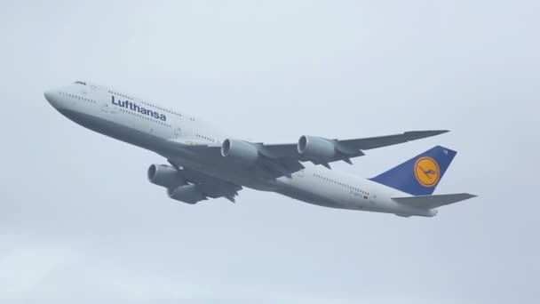 Lufthansa Jumbo decolagem, aeroporto de Frankfurt — Vídeo de Stock