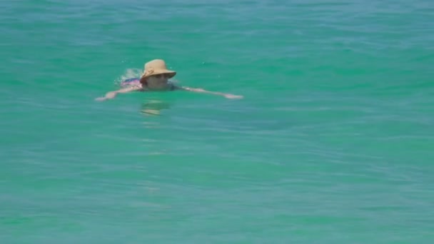 Woman swimming in the ocean — Stock Video