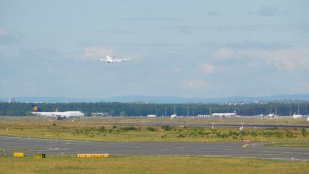 Airbus 340 opstijgen vanaf Frankfurt — Stockvideo