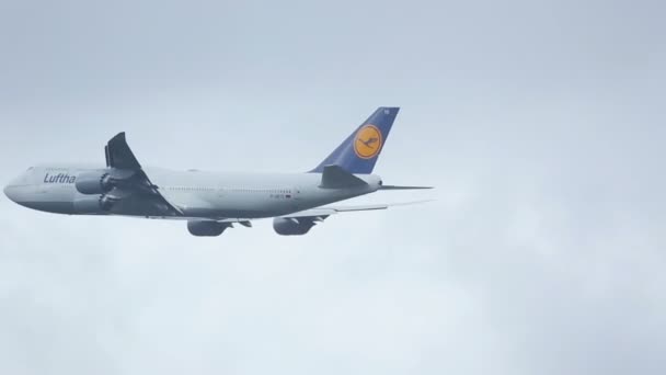 Despegue de Lufthansa Jumbo, aeropuerto de Frankfurt — Vídeos de Stock