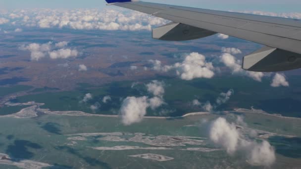 Vista aérea do lago coberto com gelo — Vídeo de Stock