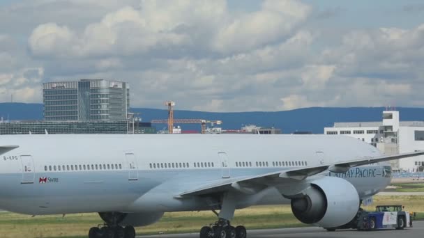 Bogsering av flygplan, Frankfurt airport — Stockvideo