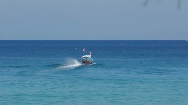 Longtail motorboot in de Oceaan — Stockvideo