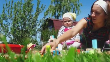 Anne ve kızı bahçede oynarken