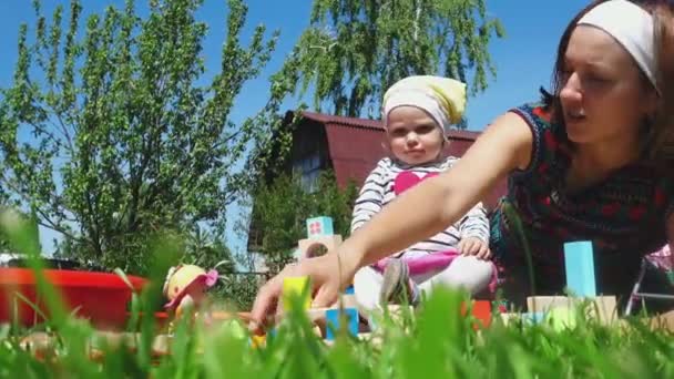 Mor och dotter spela på gräsmattan — Stockvideo