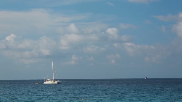 Paisaje marino con catamarán — Vídeo de stock