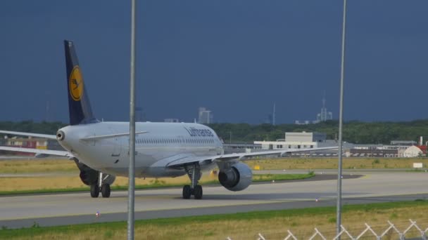 Airbus 320 rodaje después del aterrizaje — Vídeos de Stock
