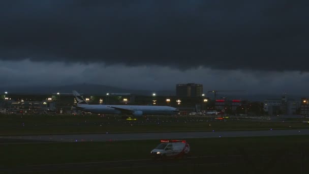 Aeropuerto de Frankfurt temprano por la mañana — Vídeos de Stock