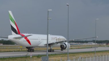 Uçak indikten sonra kalkıyor.